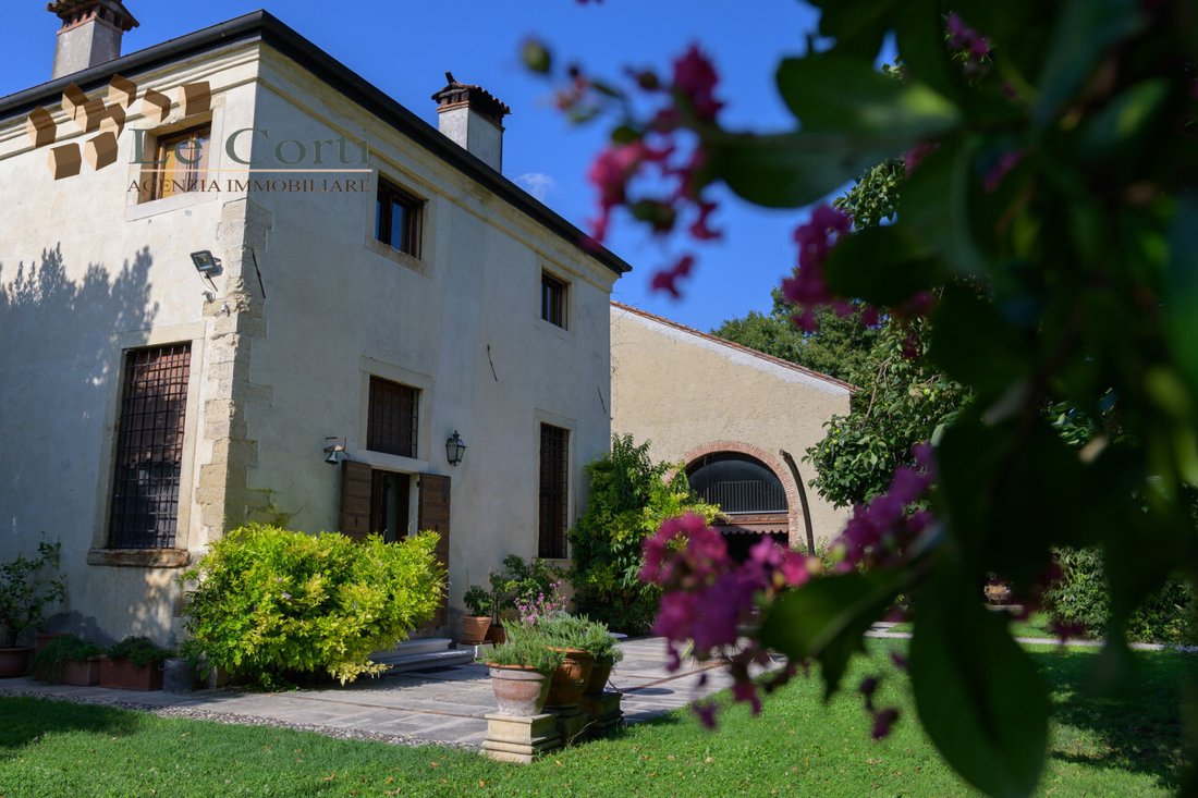 A 15th-Century Venetian Noble’s Dream: Vineyards, Frescoes & Timeless Elegance