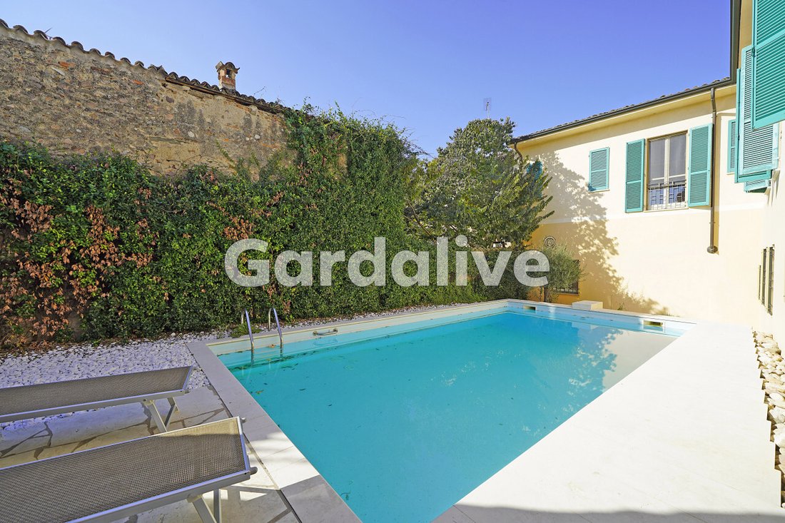 La Dolce Vita Between Hills & Lake: A Lombardy Villa’s Timeless Embrace