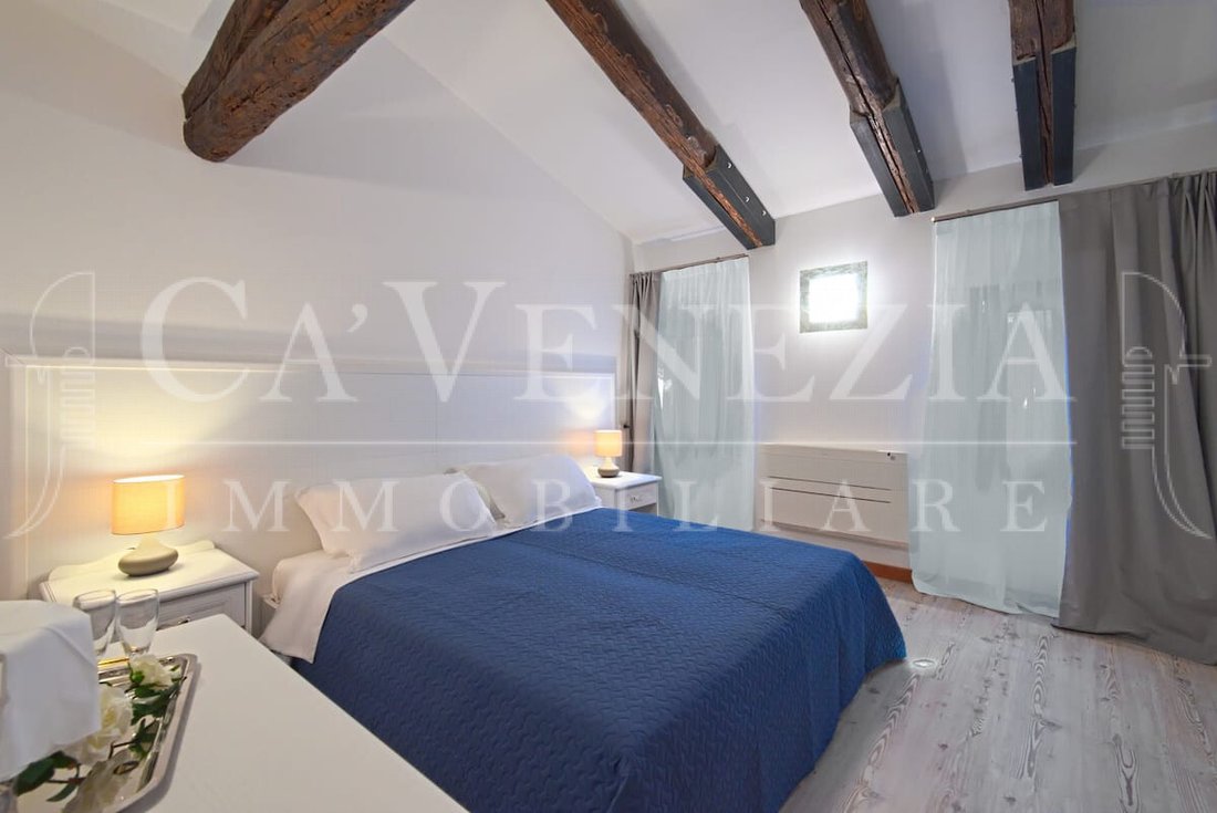 A Hidden Portal on Strada Nova: Venice’s Secret Jewel Awaits