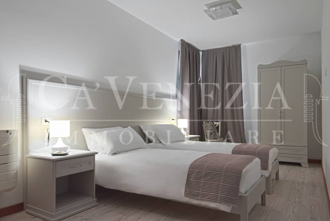 A Hidden Portal on Strada Nova: Venice’s Secret Jewel Awaits - 5