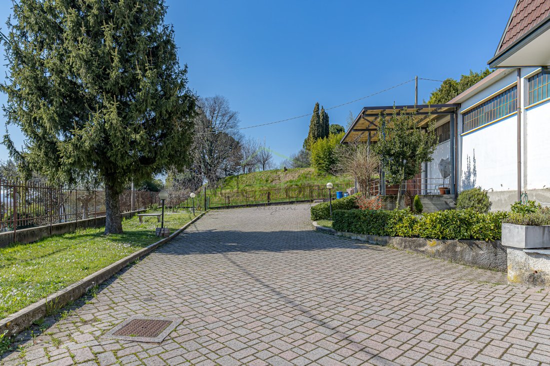 Villa in Rogeno, Lombardy, Italy 4 - 15773277