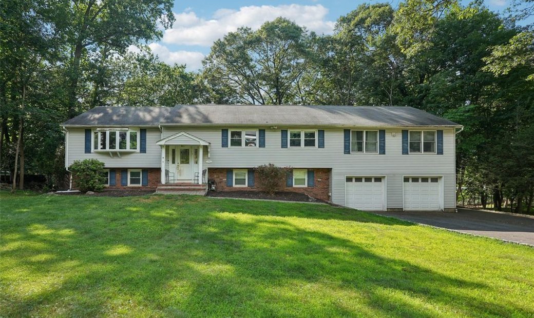 Spacious And Expanded Raised Ranch In Montebello, New York, United ...