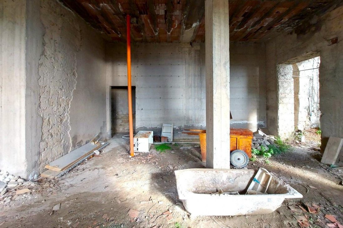 The Forgotten Palazzo: Naples’ Secret Crown at the Foot of Castel Sant’Elmo