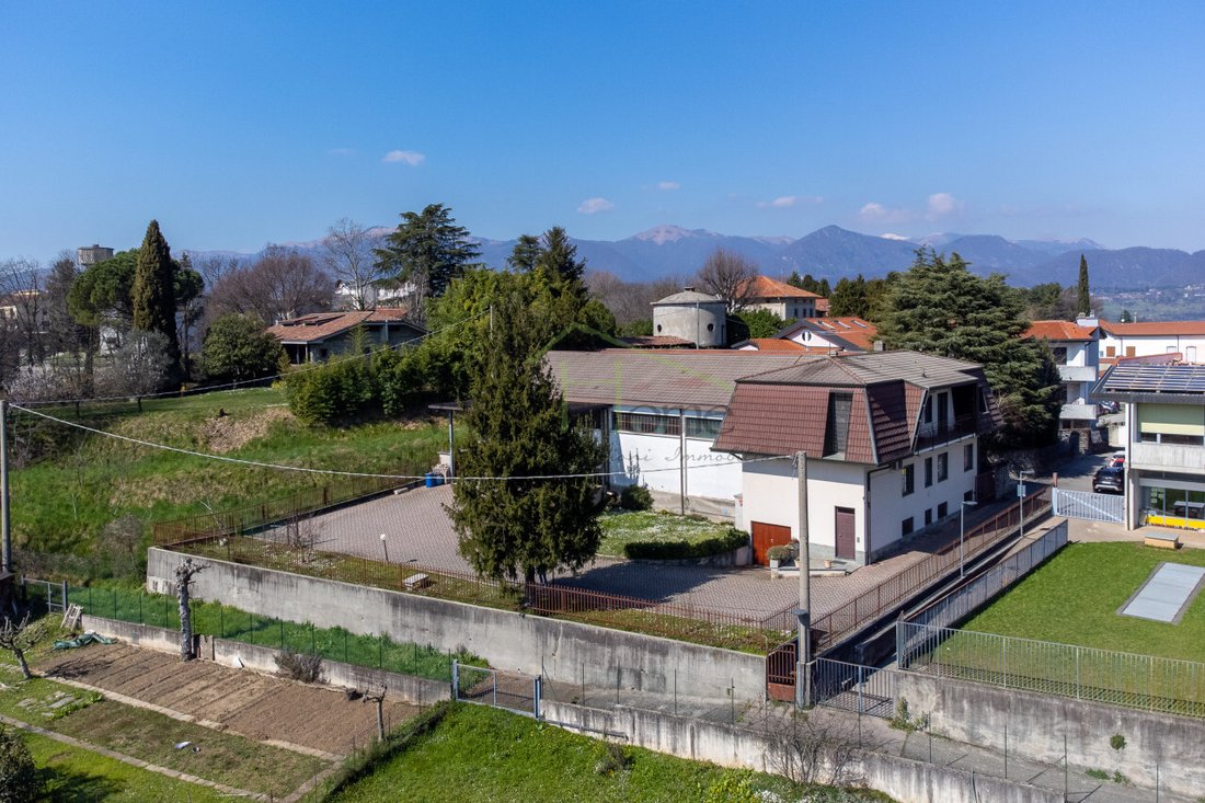 Villa in Rogeno, Lombardy, Italy 1 - 15773277