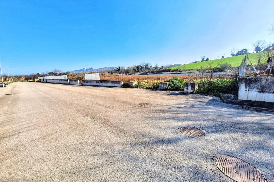Land in Montelupone, Marche, Italy 3 - 15459946