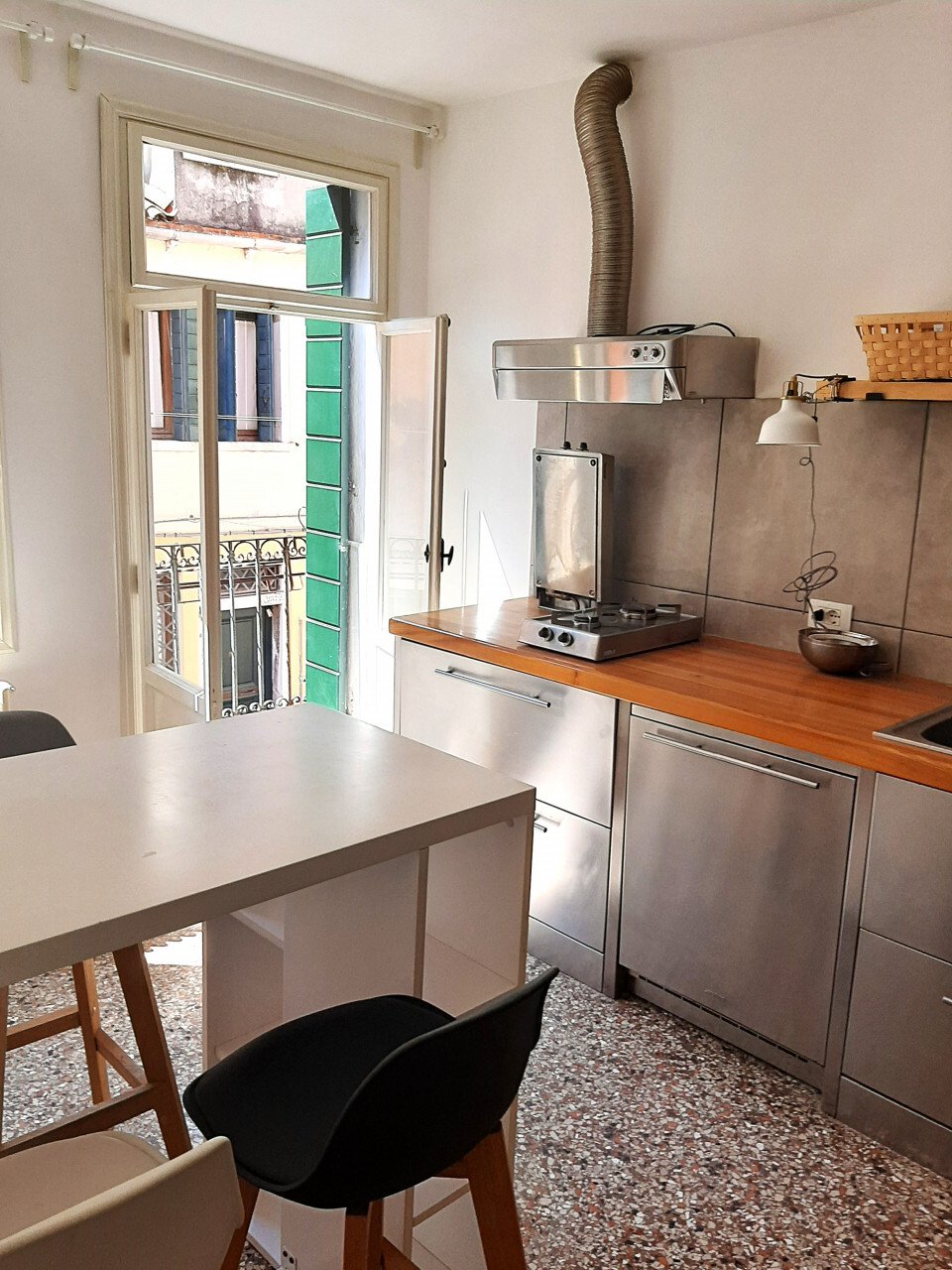Whispers of San Polo: A Venetian Sky-Terrace Haven