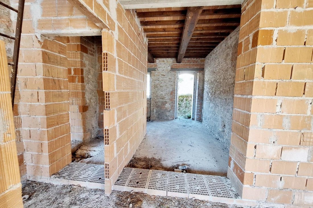 Ravenna’s Unfinished Dream: A Castle Reborn in Umbria’s Whispering Hills - 5