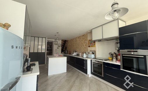 Castle for Sale in Saint-Jean-d'Angély, Nouvelle-Aquitaine, France