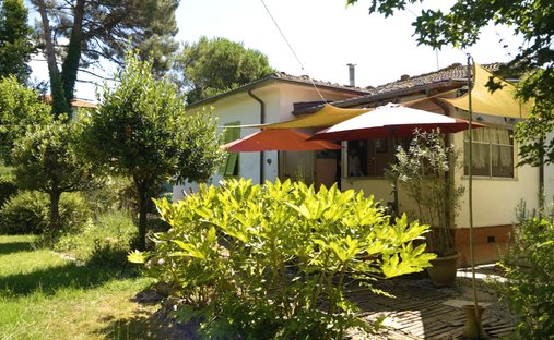 Villa in Ronchi, Massa, Italy 1