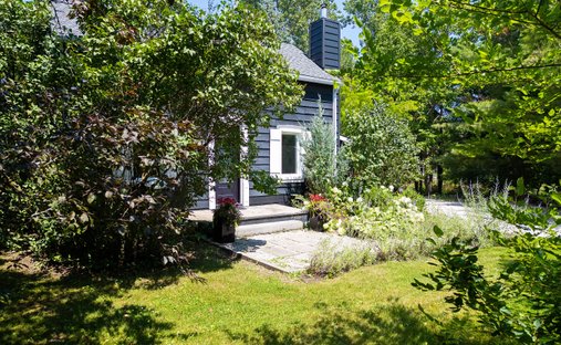 House in Clarksburg, Ontario, Canada 1