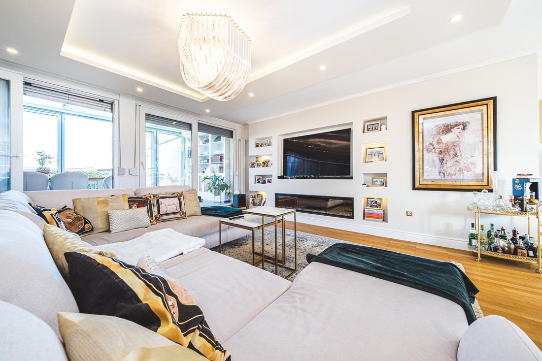 Secluded Penthouse On First Floor photo