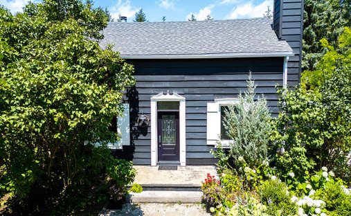 House in Clarksburg, Ontario, Canada 1