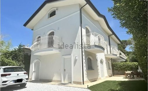 House in Center, Forte dei Marmi, Tuscany 1