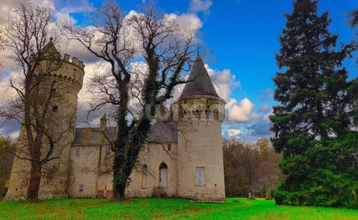An 18th Century Manor With A Swimming Pool, Outhouses And 6.5 Hectares Of Grounds With A River
