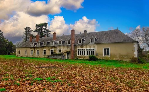 An 18th Century Manor With A Swimming Pool, Outhouses And 6.5 Hectares Of Grounds With A River