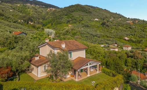 Villa in Pietrasanta, Tuscany, Italy 1