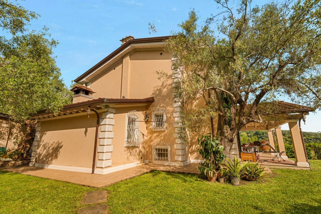 Villa in Pietrasanta, Tuscany, Italy 2 - 15989630