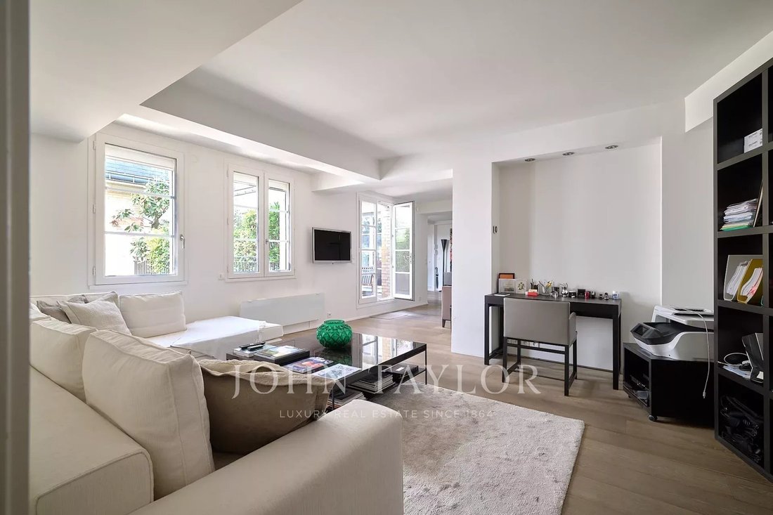Apartment in Triangle d'Or, Paris 8e Arrondissement, Paris 2 - 16031497