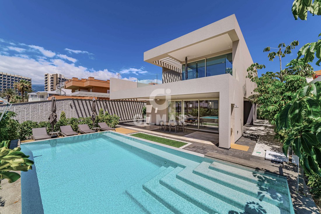 Villa in Playa de las Americas, Canary Islands, Spain 1 - 16031232