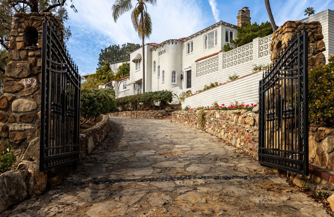 Whispers of the Pacific: The Legendary Hiel Ryder Estate Awaits