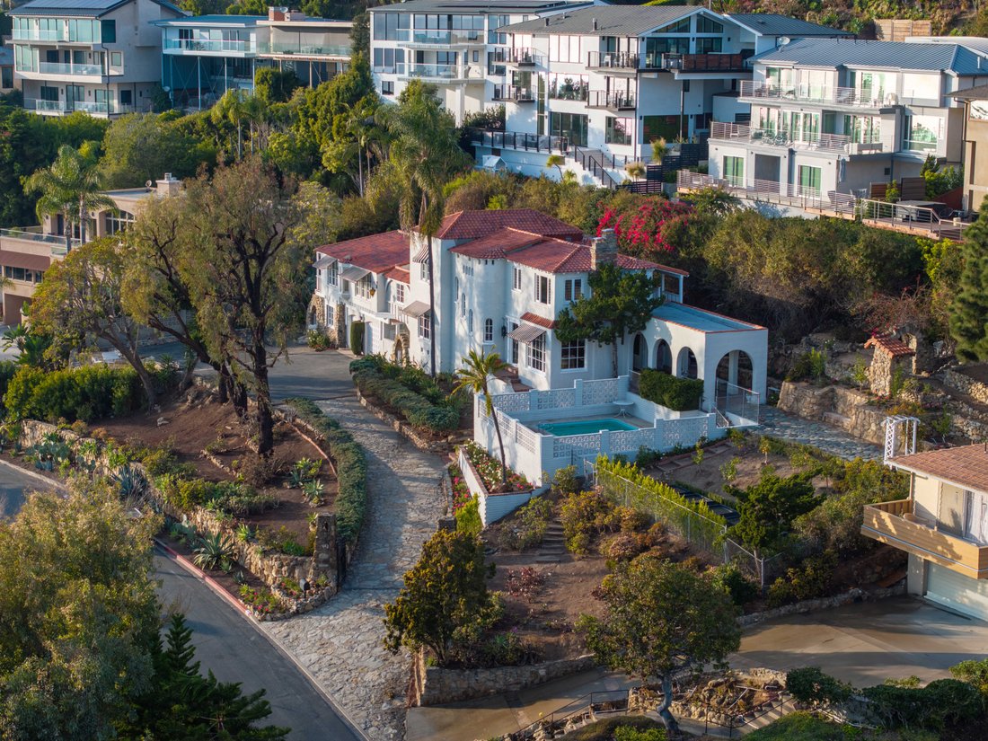 Whispers of the Pacific: The Legendary Hiel Ryder Estate Awaits