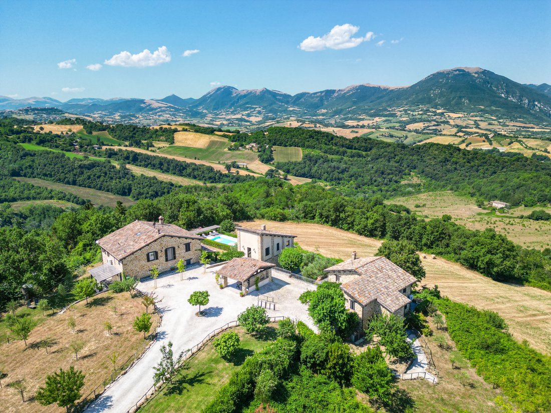 Estate in Castelraimondo, Marche, Italy 1 - 16038365