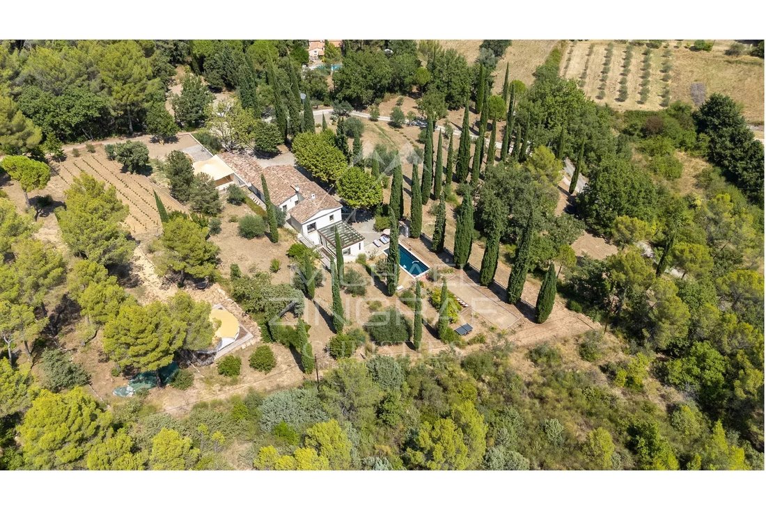 Estate in Flayosc, Provence-Alpes-Côte d'Azur, France 1 - 13740023