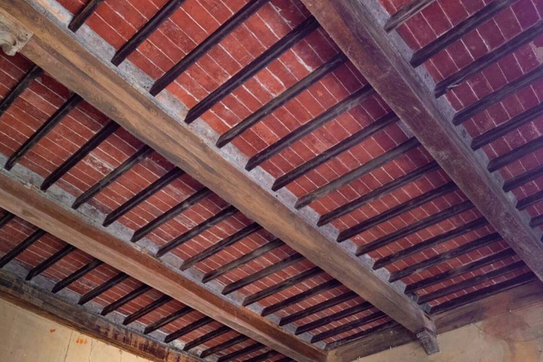 A 14th-Century Tuscan Crown: Where Wars Whisper & Vineyards Dance - 5