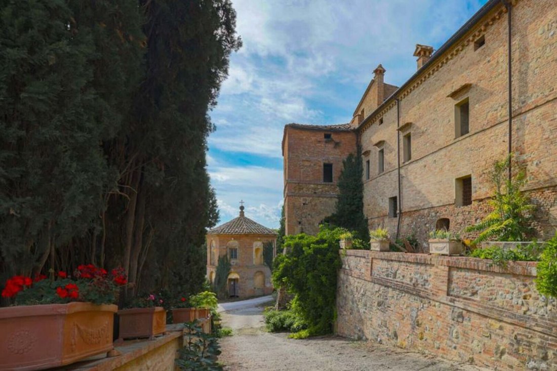 A 14th-Century Tuscan Crown: Where Wars Whisper & Vineyards Dance