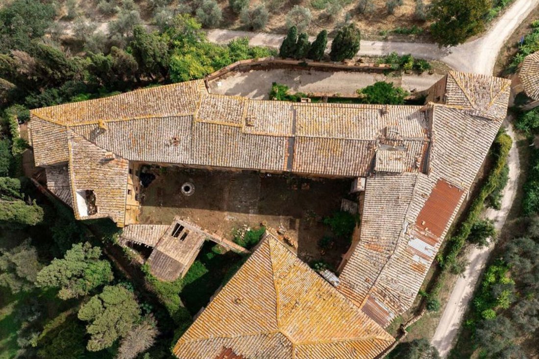 A 14th-Century Tuscan Crown: Where Wars Whisper & Vineyards Dance