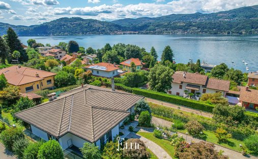 Villa in Ranco, Lombardy, Lombardy, Italy 1