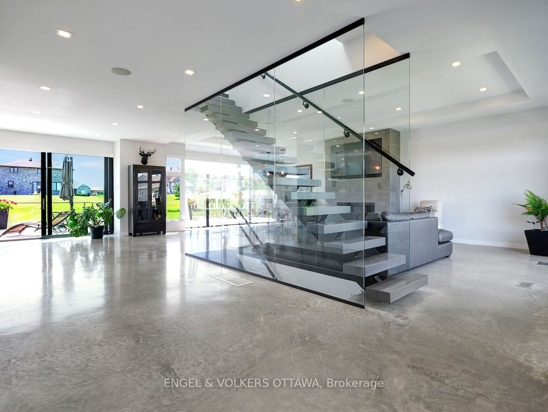 House in South Stormont, Ontario, Canada 3 - 16049934