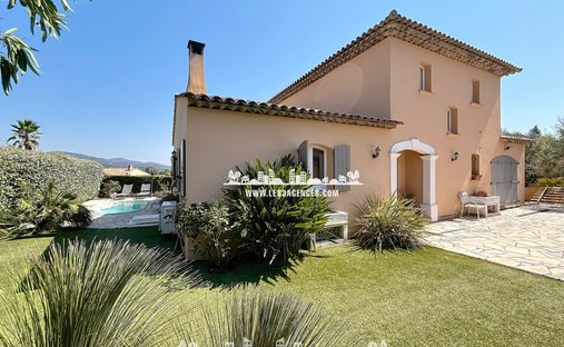 House in Ouest, Cogolin, France 1