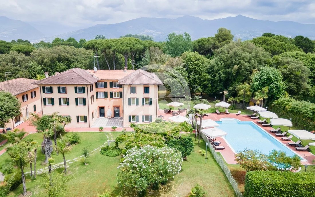 Villa in Marina di Massa Centro, Massa, Italy 2 - 16053137