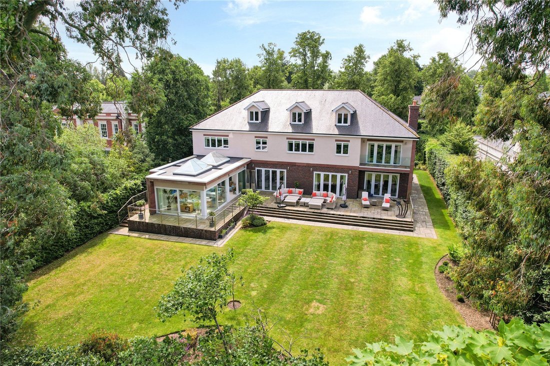 House in Oxshott, Elmbridge, England 1 - 16053174