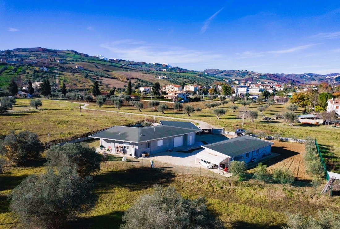 Villa in Castiglione Messer Raimondo, Abruzzo, Italy 1 - 16058649