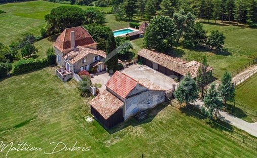 Castle for Sale in Saussignac, Nouvelle-Aquitaine, France