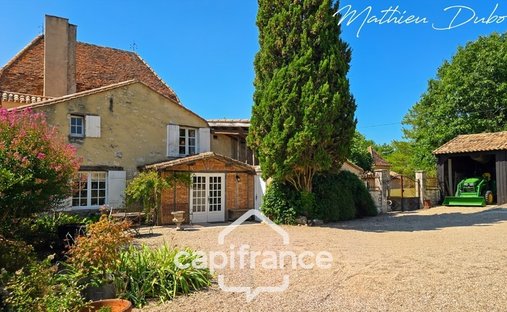 Castle for Sale in Saussignac, Nouvelle-Aquitaine, France