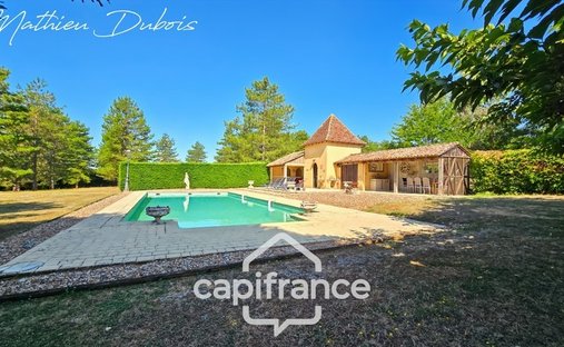 Castle for Sale in Saussignac, Nouvelle-Aquitaine, France