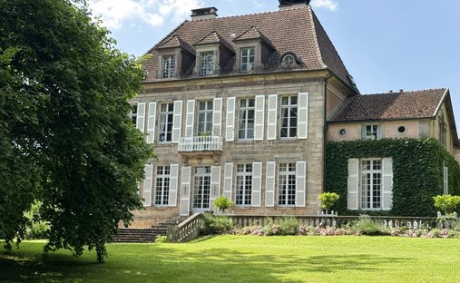Schloss in Luxeuil-les-Bains, Bourgogne-Franche-Comté, Frankreich 1