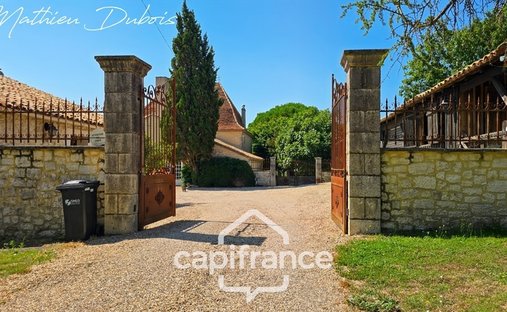 Castle for Sale in Saussignac, Nouvelle-Aquitaine, France