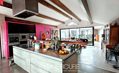 Estate With 18th Century Château, Outbuildings, Swimming Pool, Tennis Court, 10min From Riom Center