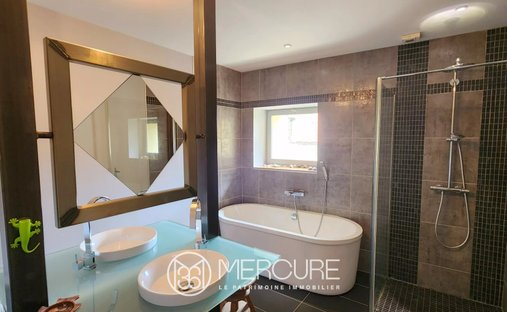 Estate With 18th Century Château, Outbuildings, Swimming Pool, Tennis Court, 10min From Riom Center