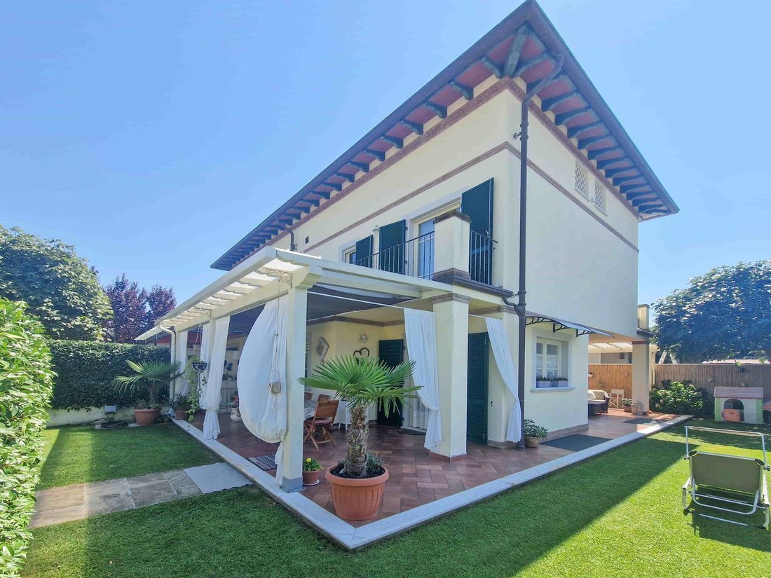 House in Pietrasanta, Tuscany, Italy 1 - 16064824
