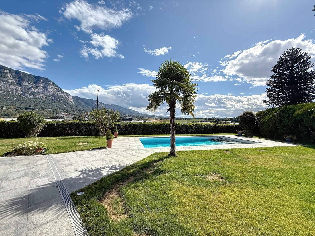 Stunning Fully Renovated Villa Featuring A Swimming Pool