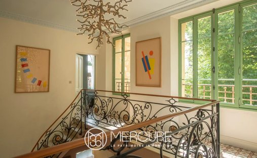 Castle for Sale in Le Thor, Provence-Alpes-Côte d'Azur, France