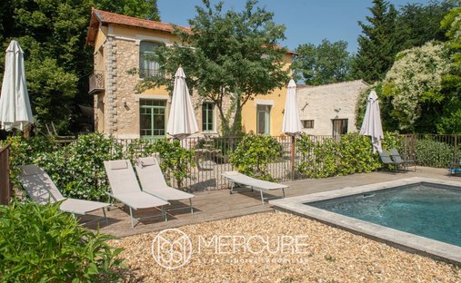 Castle for Sale in Le Thor, Provence-Alpes-Côte d'Azur, France