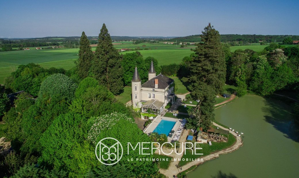 19th C. Property With Lake And Guest Houses