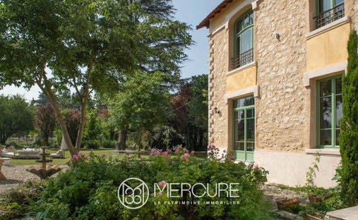 Castle for Sale in Le Thor, Provence-Alpes-Côte d'Azur, France