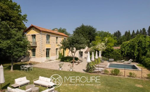Castle for Sale in Le Thor, Provence-Alpes-Côte d'Azur, France